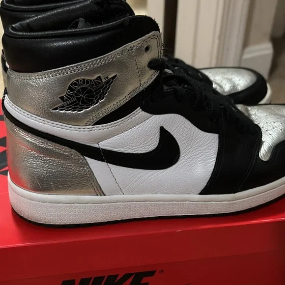 Nike Air Jordan 1 High OG in Red and Black womens - Picture 6 of 8